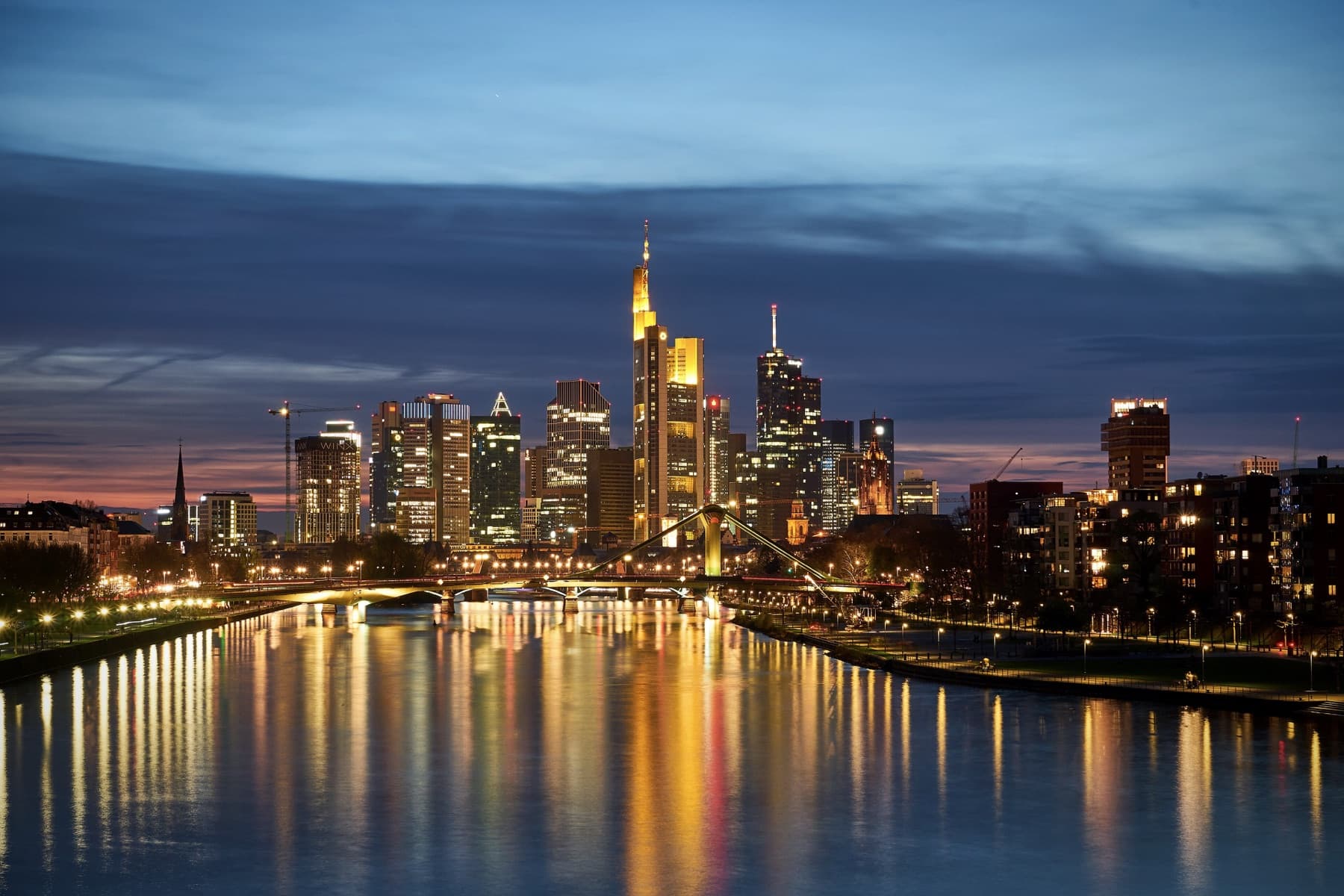 Die Frankfurter Skyline am Abend, gespiegelt im Main